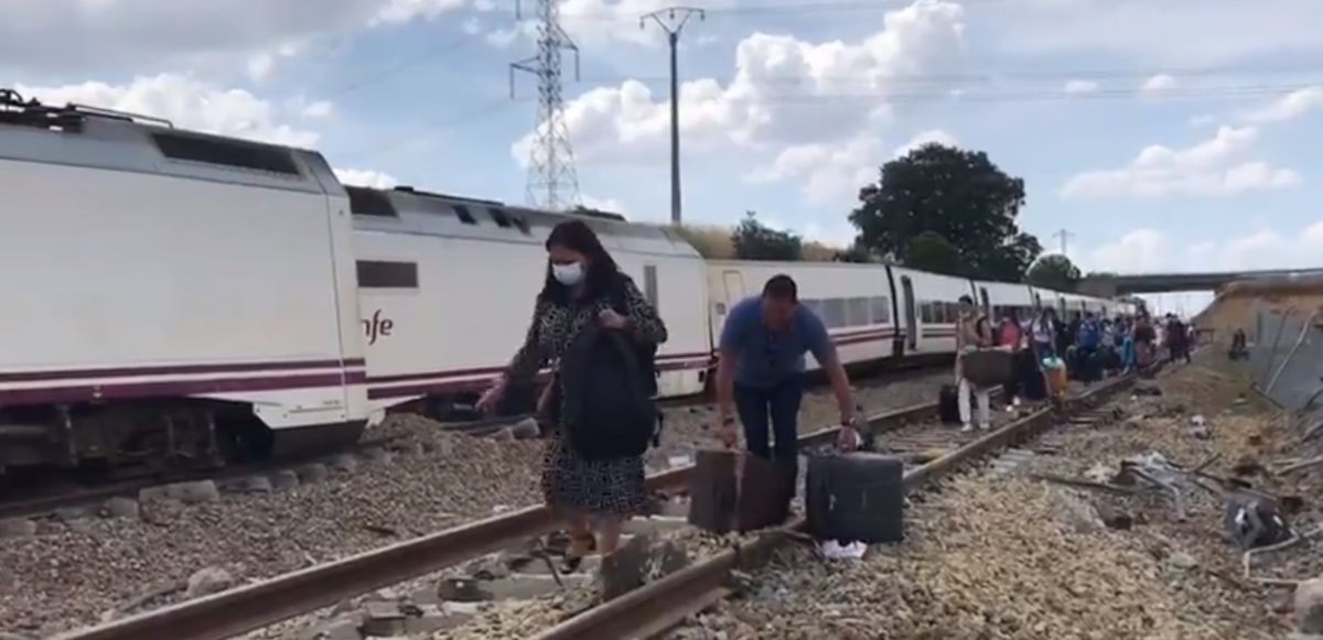 Pasajeros abandonan el tren accidentado en La Hiniesta (Zamora). FOTO: EL PAÍS