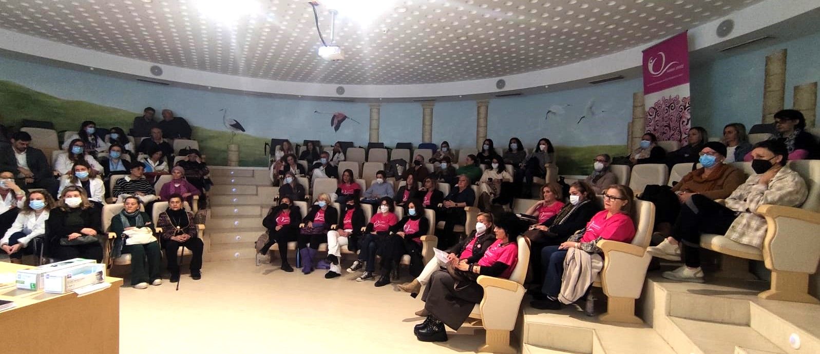Las mujeres presentes en las jornadas sobre cáncer de mama en Jerez.