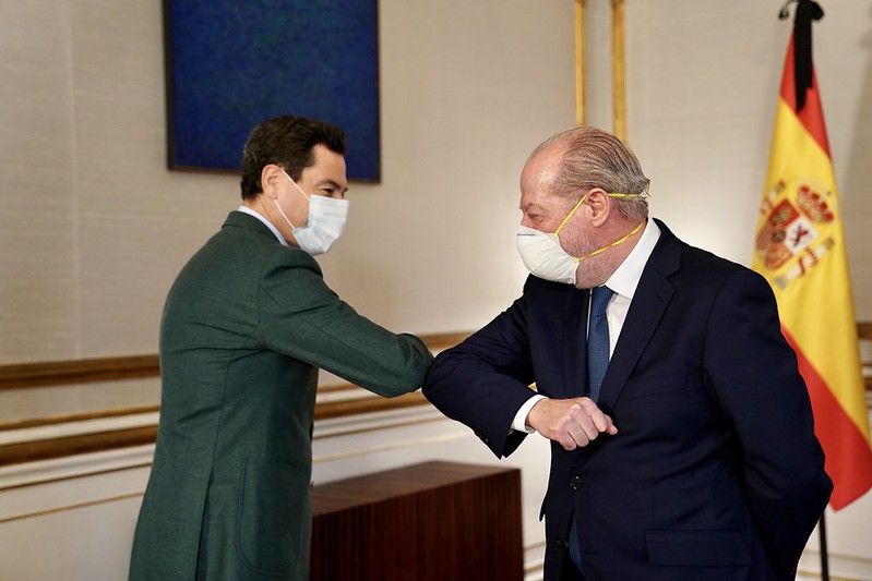 Saludo de Moreno y Rodríguez Villalobos, este martes en San Telmo. FOTO: JUNTA