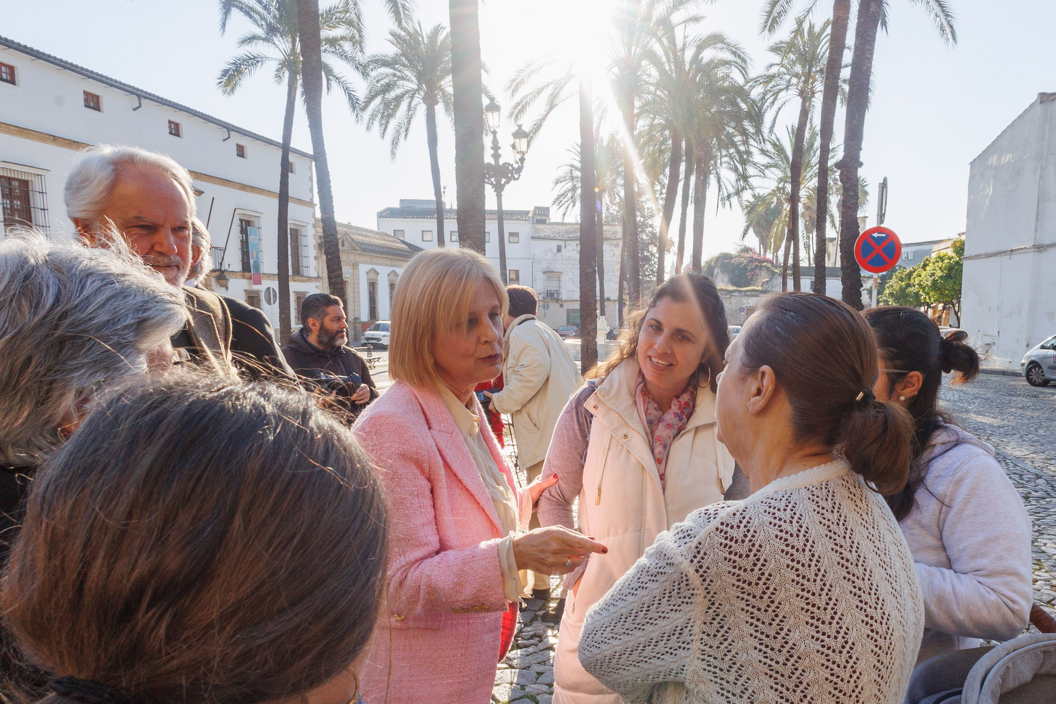 La alcaldesa de Jerez, María José García-Pelayo, conversa con vecinas del barrio de San Mateo, este martes.