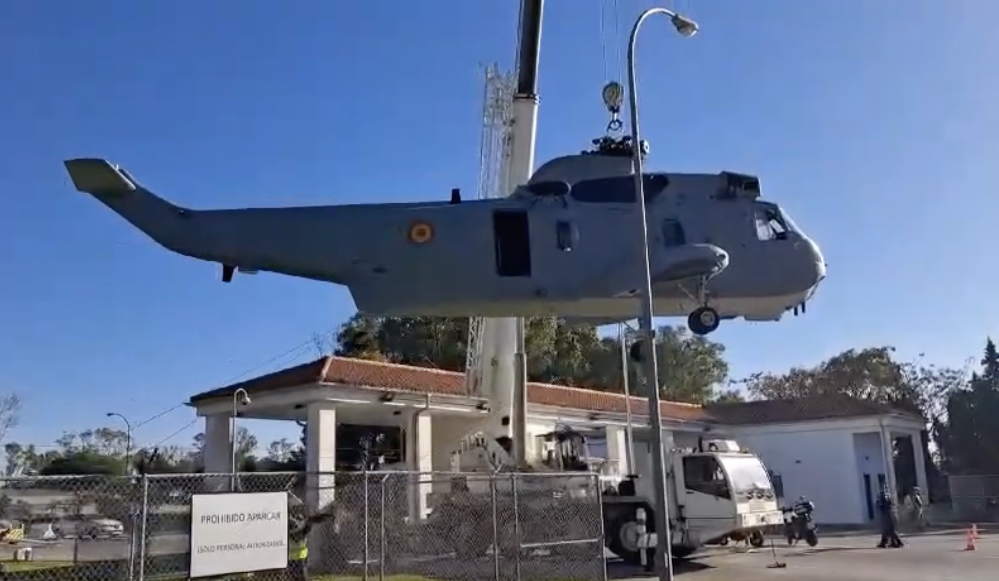 Helicóptero modelo SH 3d de la Armada que ha sido trasladado al Centro Multicultural Base Fórum en Rota.