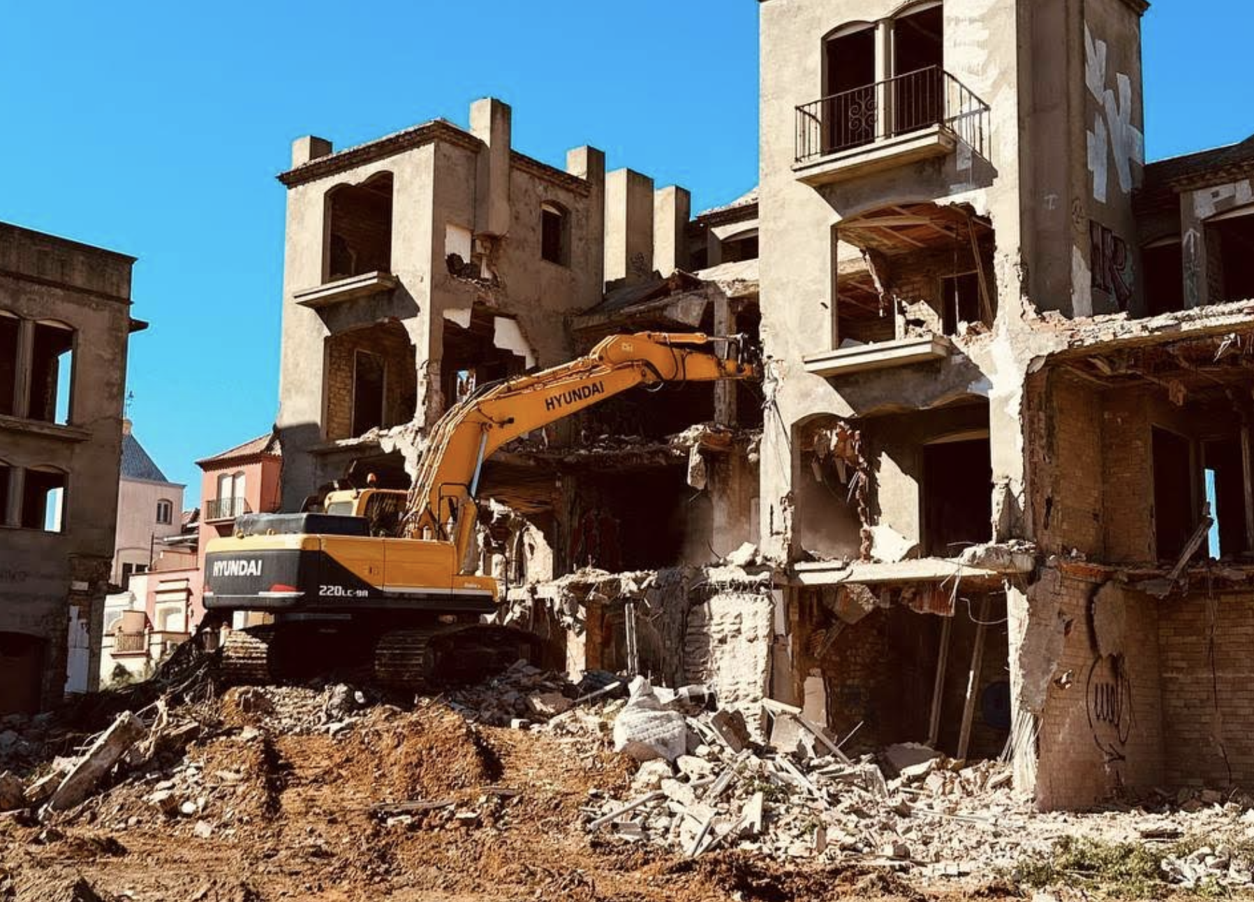 Demolición de los primeros edificios en ruinas en Puerto Sherry, en El Puerto.