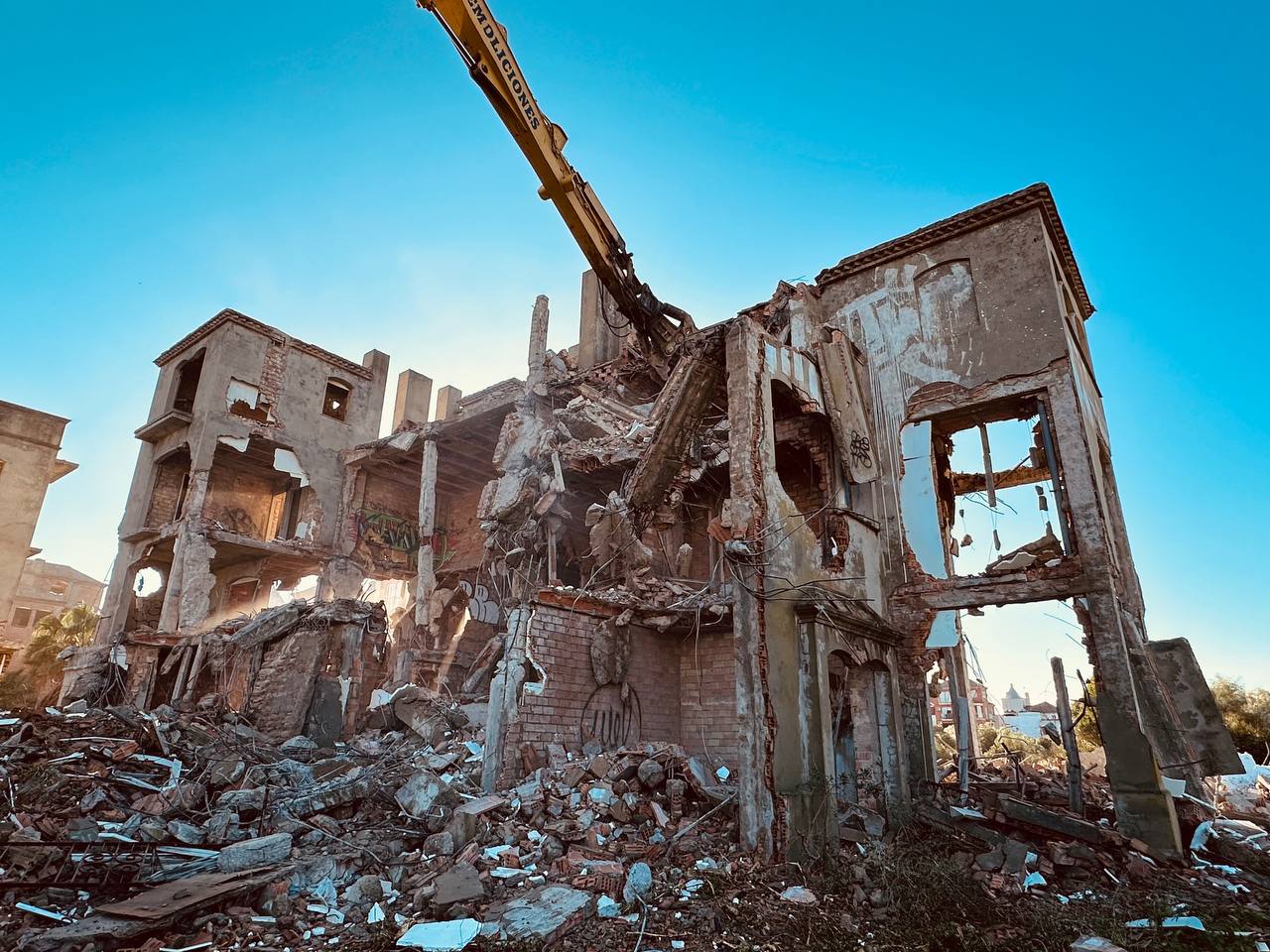 Derribo de uno de los edificios en ruinas.