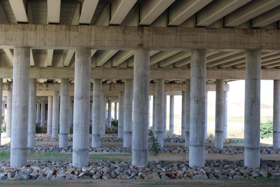 Puente sobre el río Guadaíra. FOTO: ISABEL MONTES