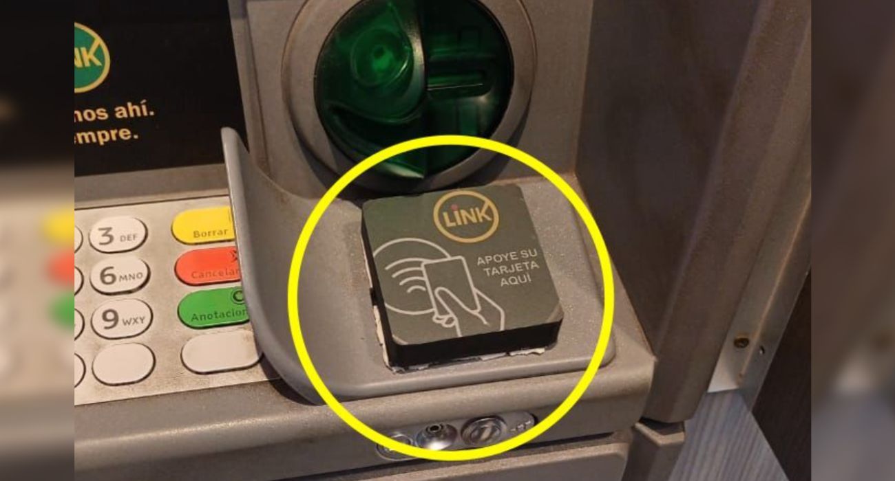 Este es el dispositivo que colocan en los cajeros para clonar tarjetas.