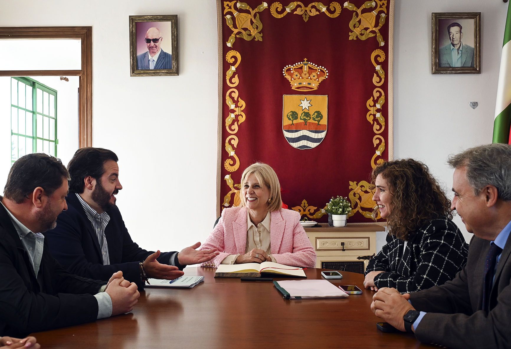 Un momento de la visita del gobierno de Jerez, con la alcaldesa al frente, al Ayuntamiento de la ELA de Estella.