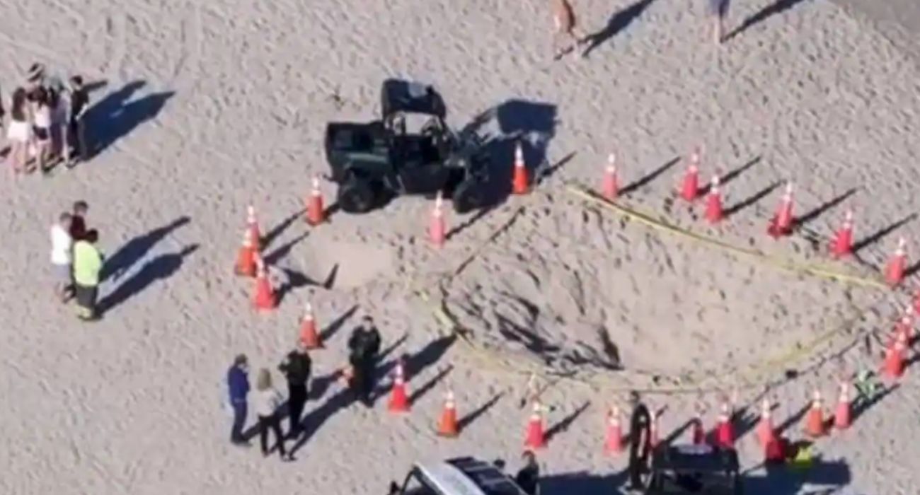 El hoyo que habían cavado los dos niños en una playa.