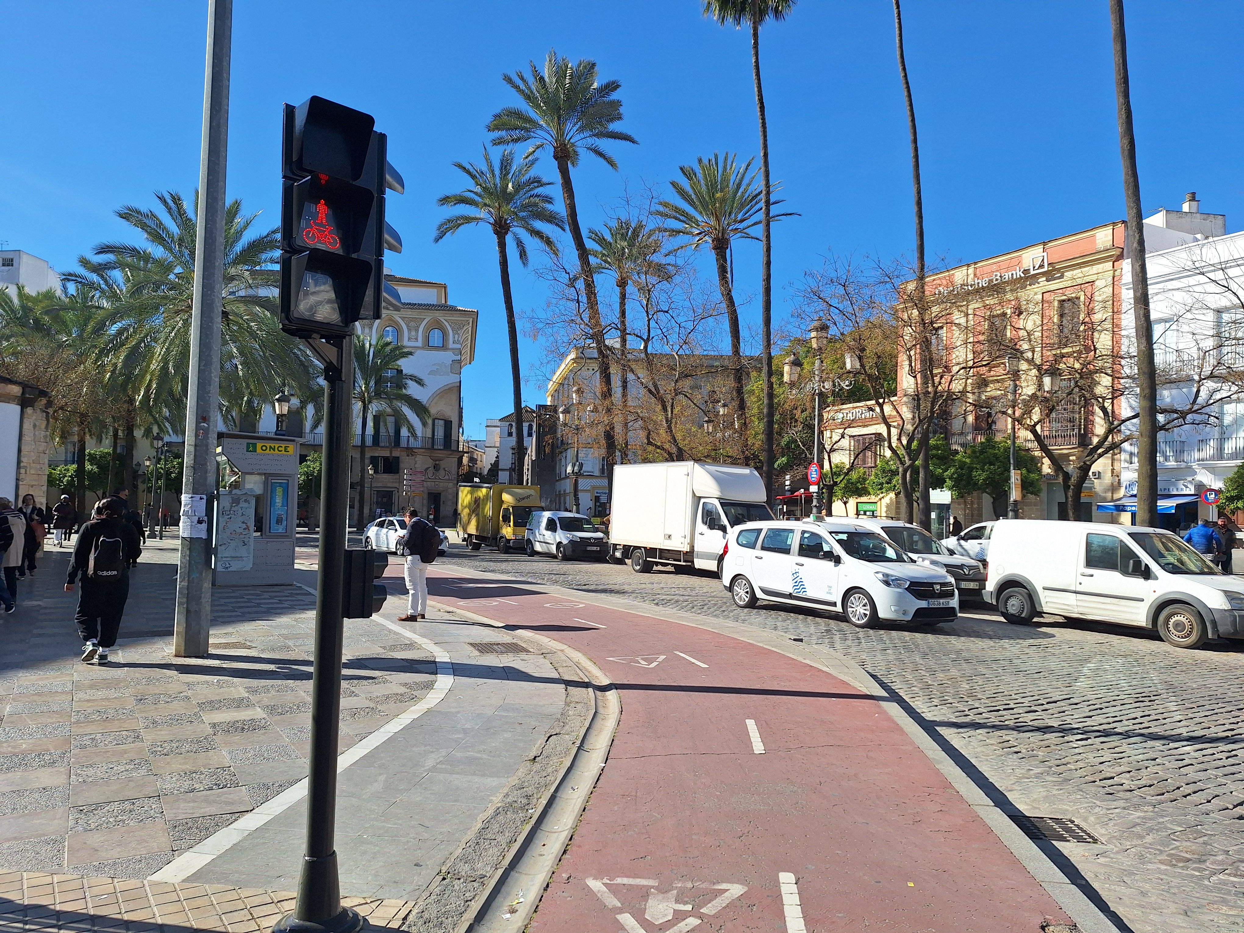 Jerez repinta sus 700 semáforos: los del centro cambian de color.