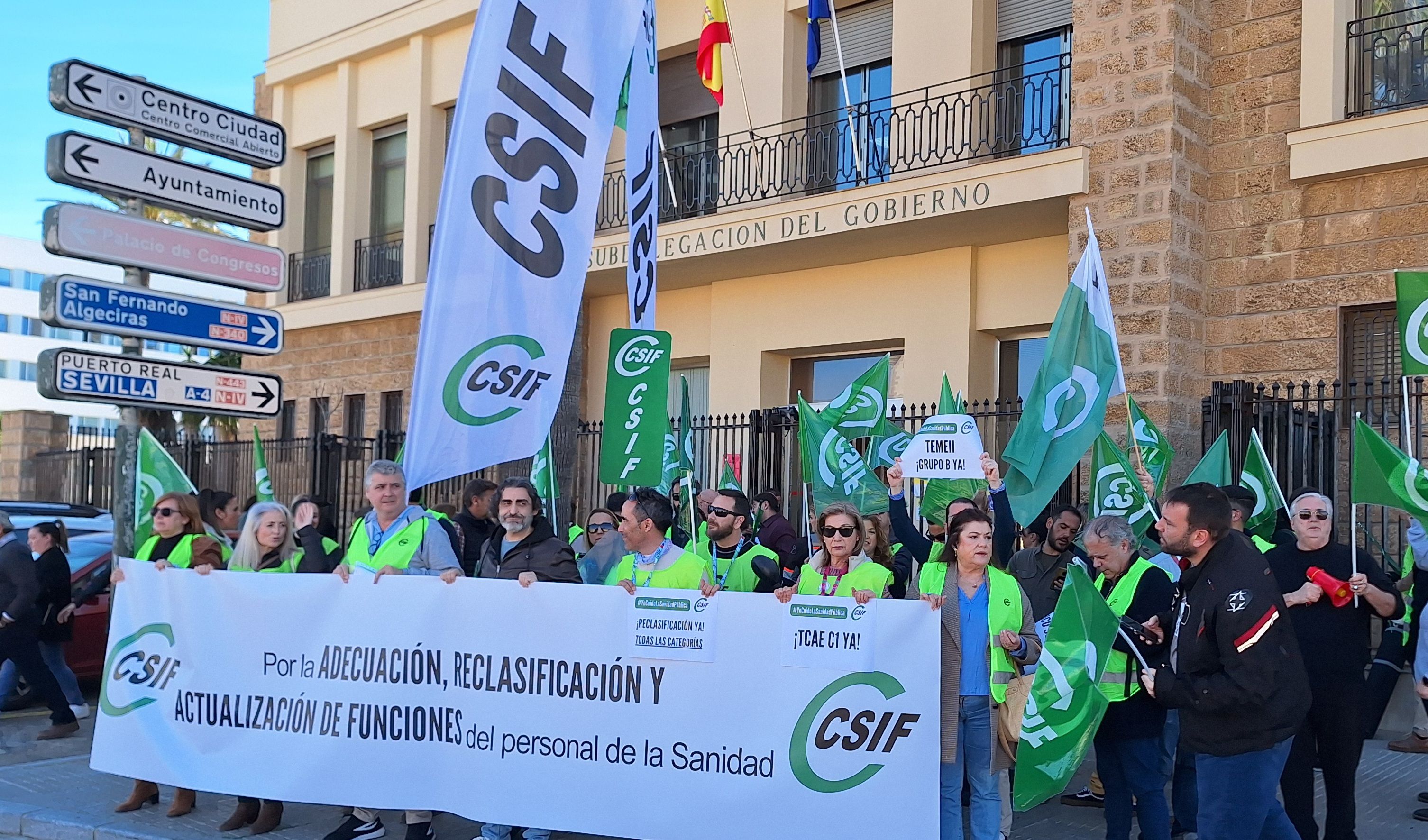 Concentración de sanitarios a las puertas de la Subdelegación del Gobierno en Cádiz. CSIF. 