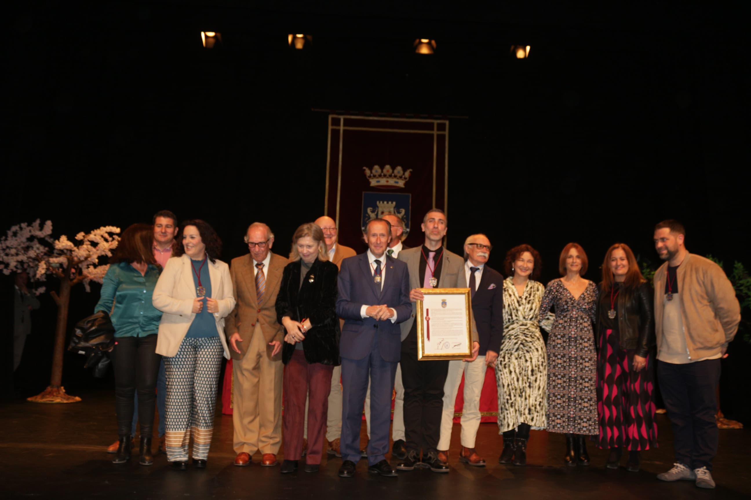 Medalla de Plata de Chiclana al CEIP José de la Vega por su 50 aniversario. El alcalde junto al director y profesorado.