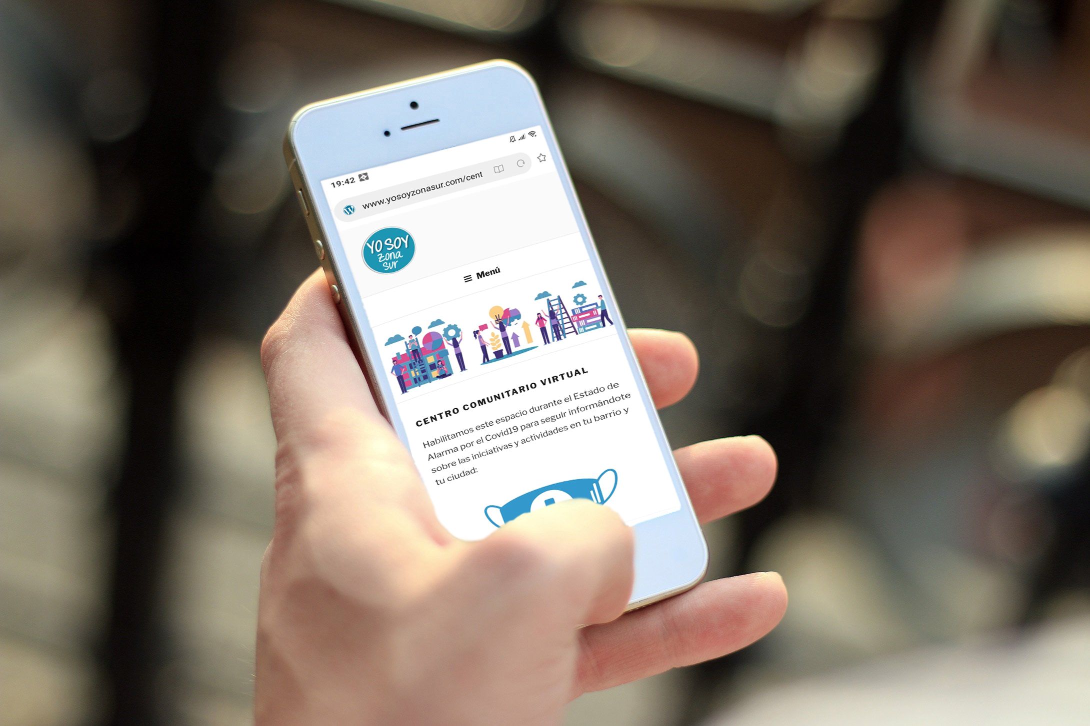 Un usuario consultando el centro comunitario virtual. 