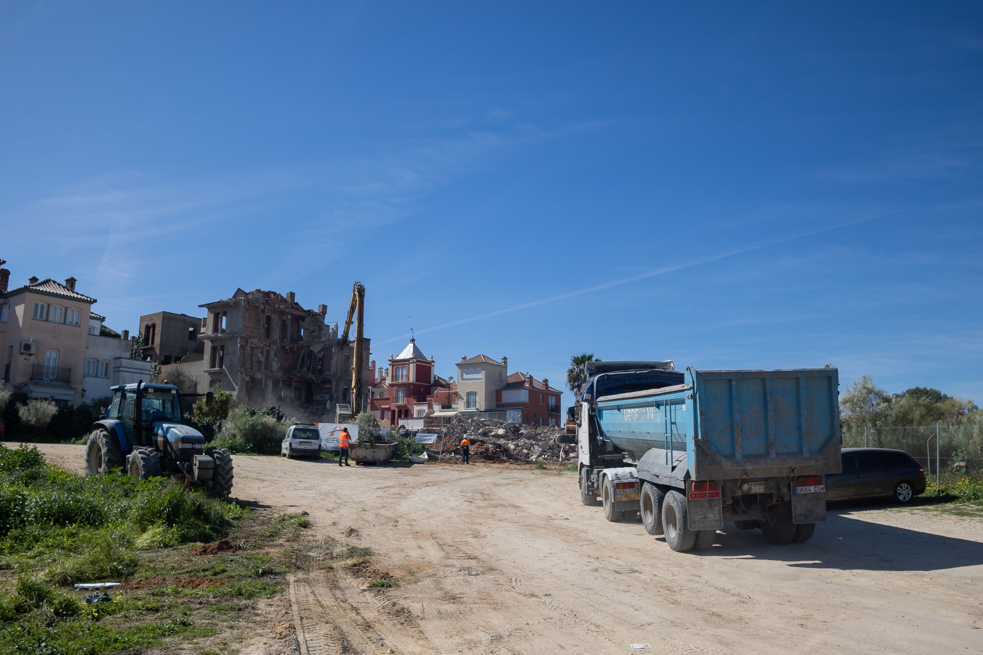 Demolición de edificios en ruinas en Puerto Sherry.