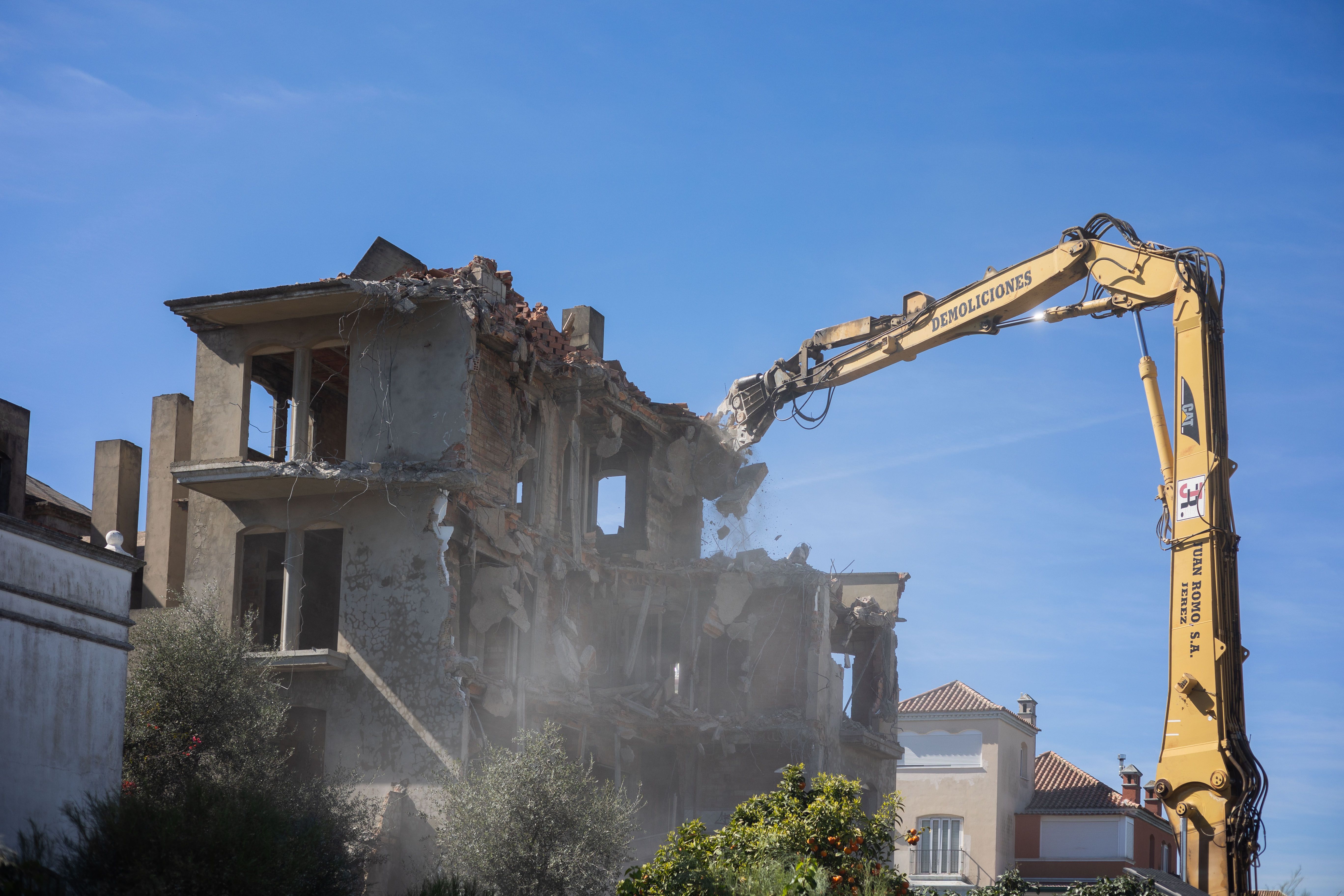Detalle de la maquinaria en acción en el Pueblo Marinero.