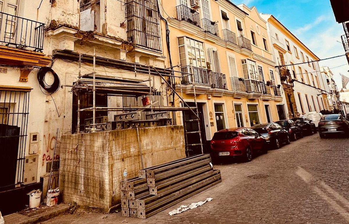 Andamiaje ubicado en la calle San Bartolomé desde hace ocho años en El Puerto. Andamiaje ubicado en la calle San Bartolomé desde hace ocho años en El Puerto.