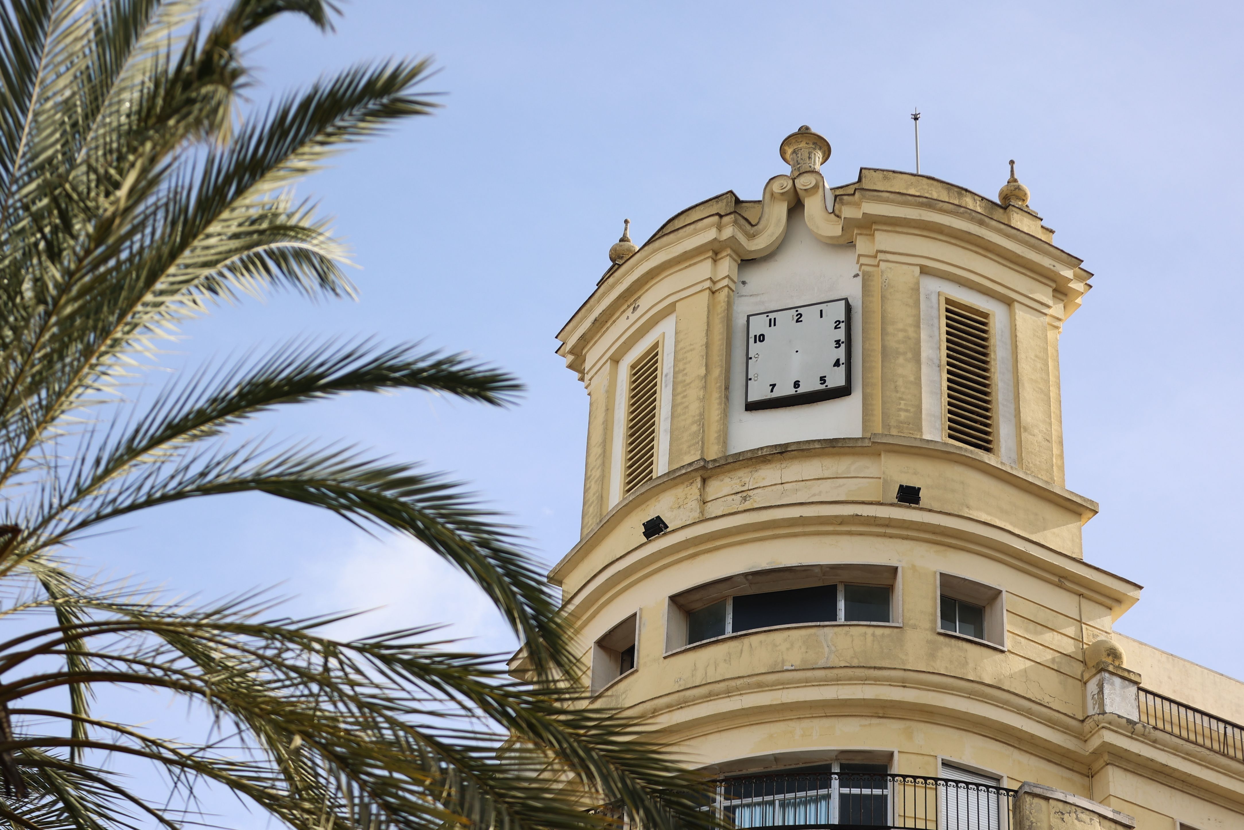 El reloj de la plaza del Arenal sin las manecillas.