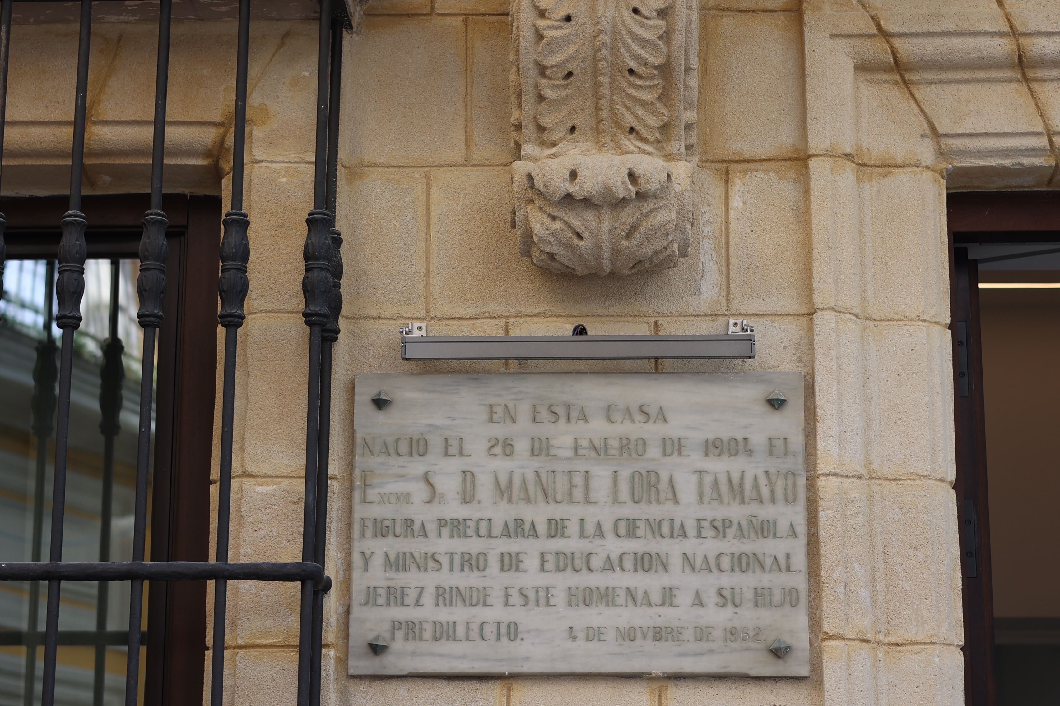 Lápida colocada en la fachada que recuerda que en ella nació Lora Tamayo. 