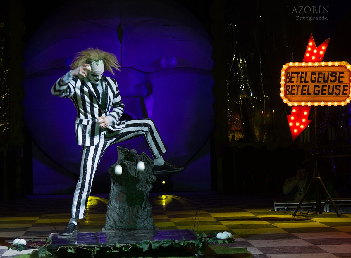 El show circense de la divertida mansión de Doña Terrorífica llega a Chiclana. Imagen de uno de los momentos del espectáculo.