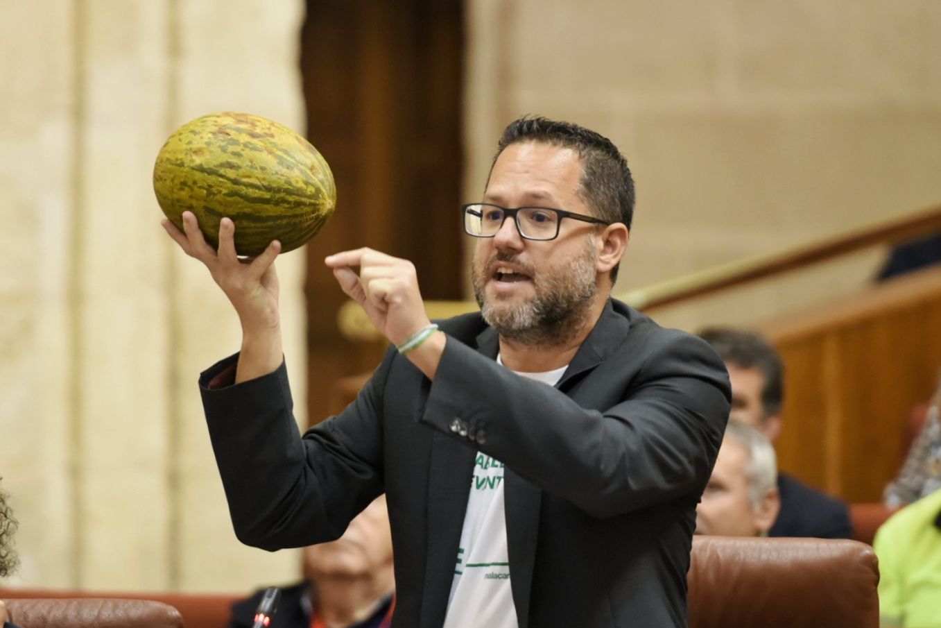 José Ignacio García, de Adelante, con un melón comprado en el Mercadona.