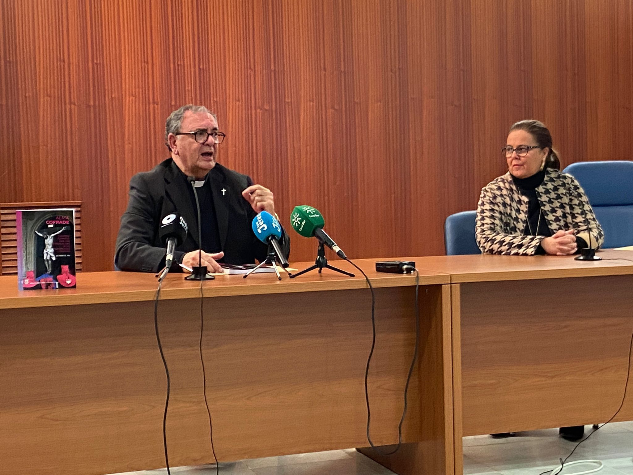 'Alma cofrade', un libro para los que "desean revitalizar su fe". Arjona junto a la delegada de Hermandades en la presentación. 'Alma cofrade', un libro para los que "desean revitalizar su fe". Arjona junto a la delegada de Hermandades en la presentación.