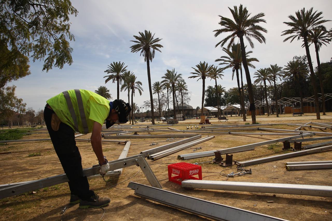 Un operario de la empresa que monta las casetas, este jueves, trabajando ya en el Real del González Hontoria de 2024.