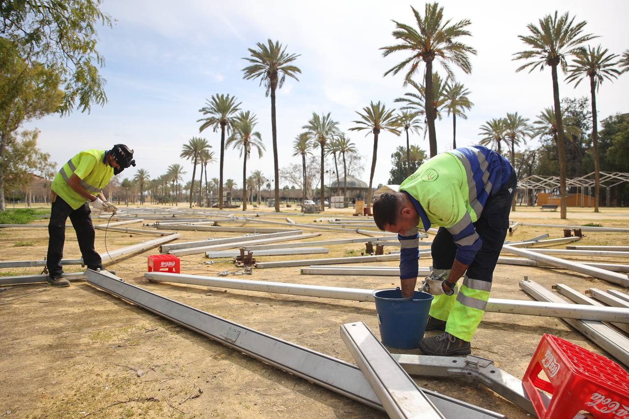 Operarios, este jueves, en el parque González Hontoria, dando forma a la Feria del Caballo 2024.