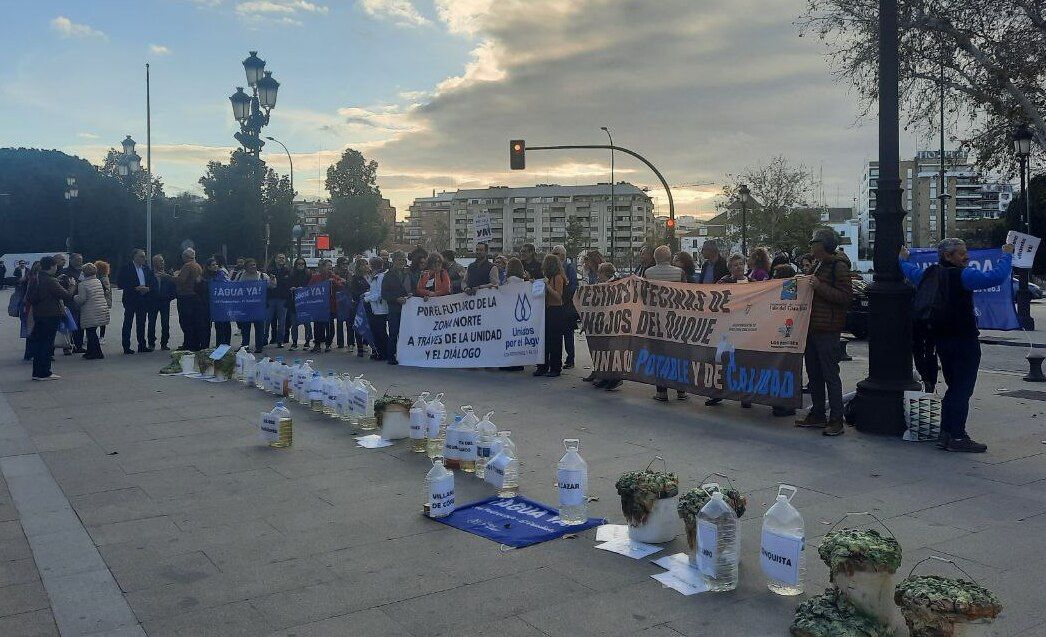 Vecinos de Córdoba que llevan sin agua potable más de 300 días se manifiestan en Sevilla.