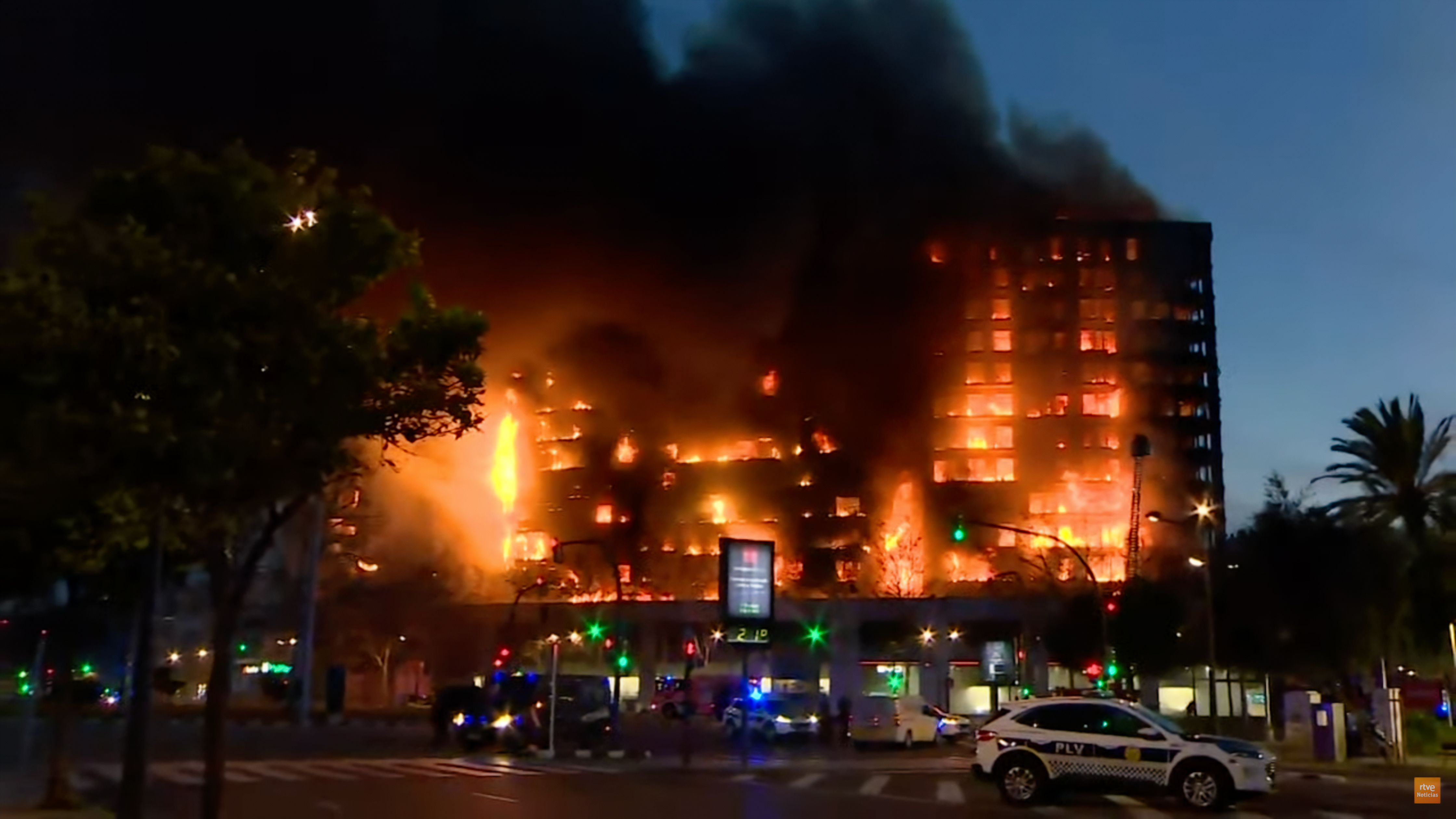 Imagen del espectacular incendio que ha devorado dos edificios de Valencia.