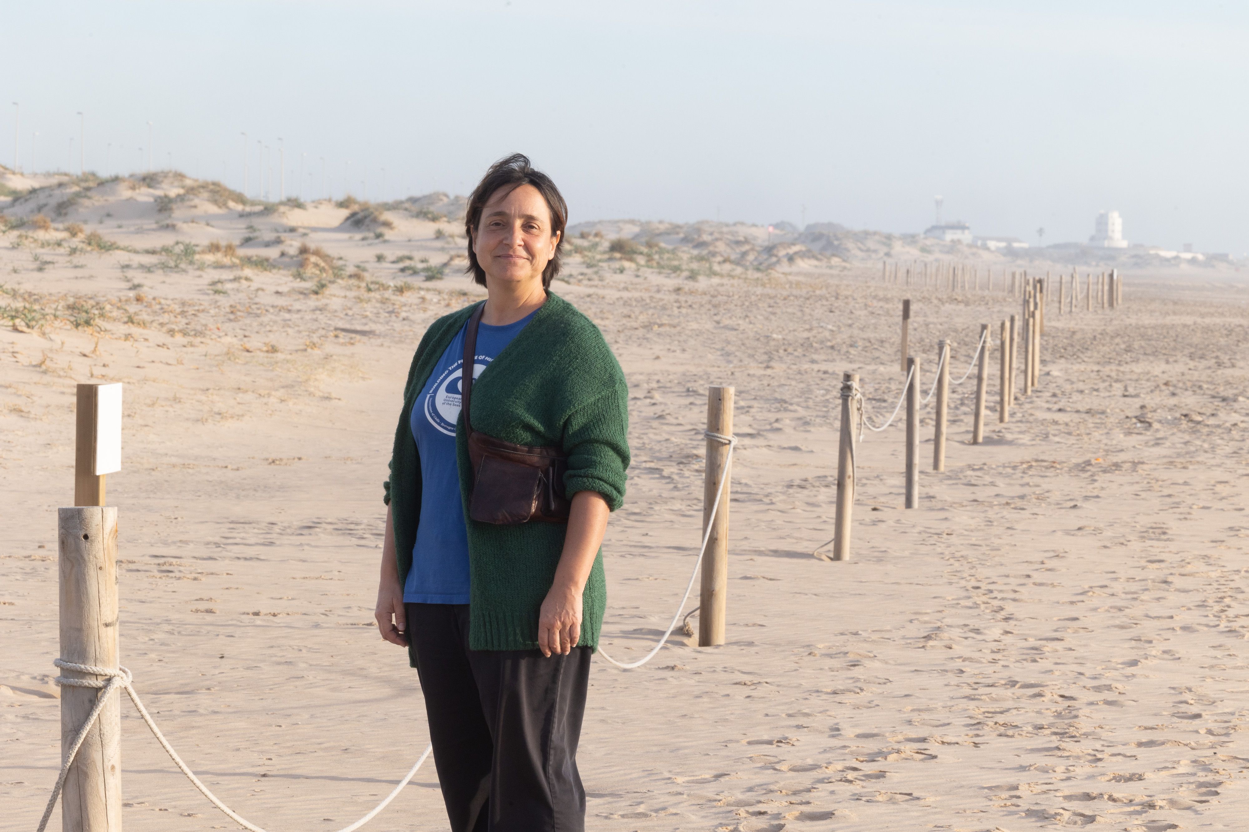 Irene Delgado junto las dunas de la playa de Cortadura.
