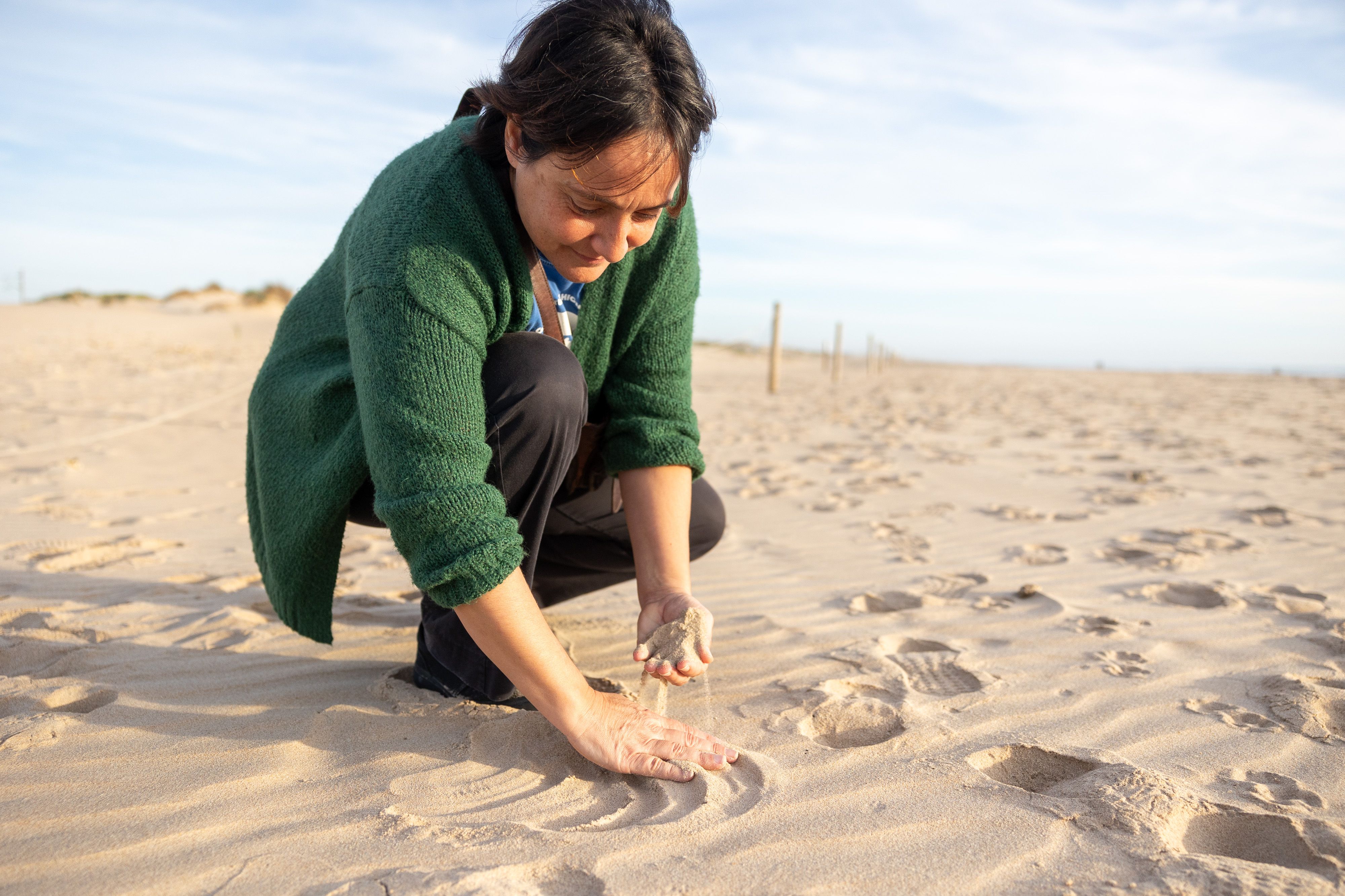 Irene Delgado toma unas muestras de arena de la playa de Cortadura en Cádiz.