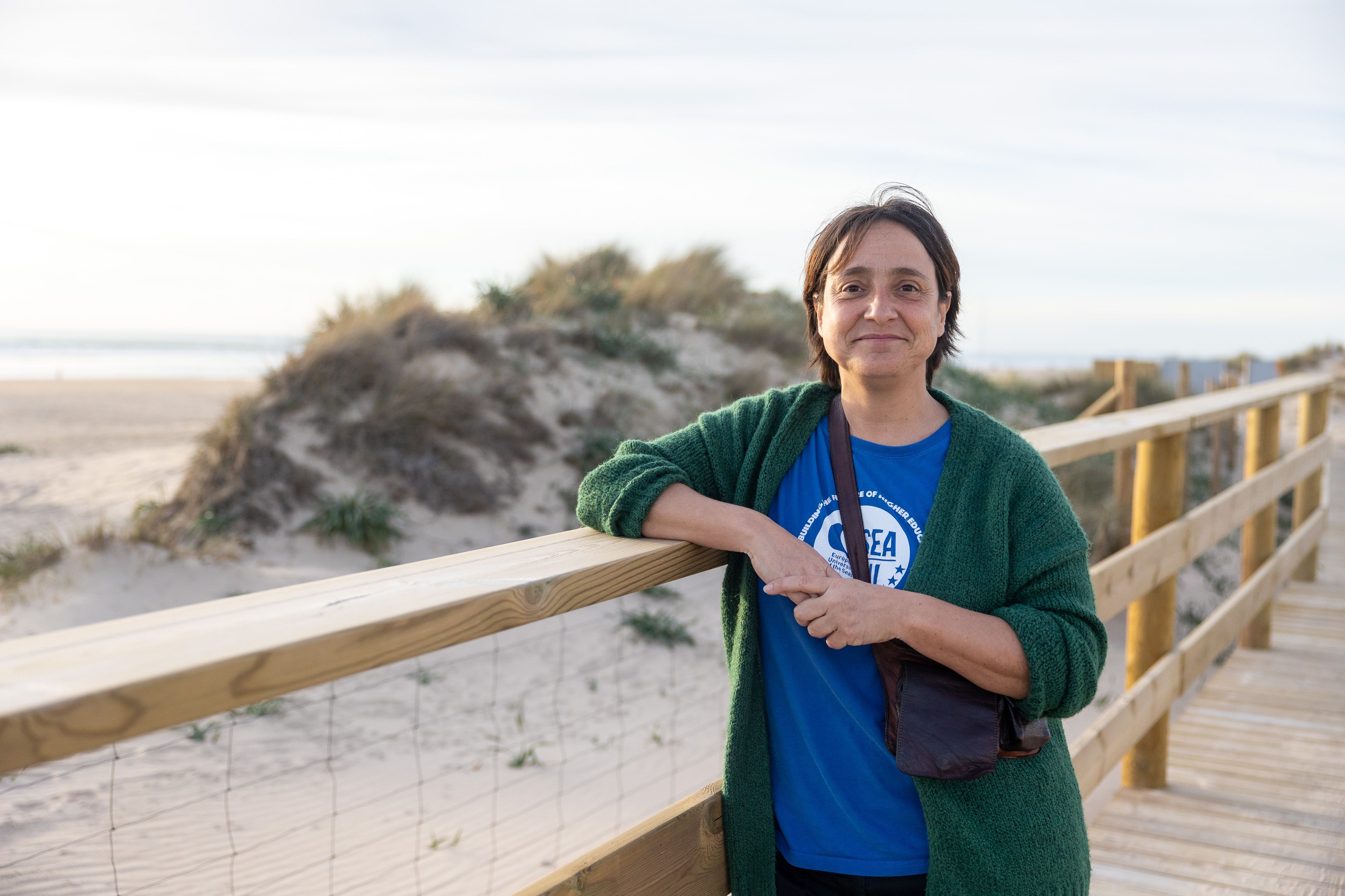 La investigadora posa en la pasarela de Eurovelo.