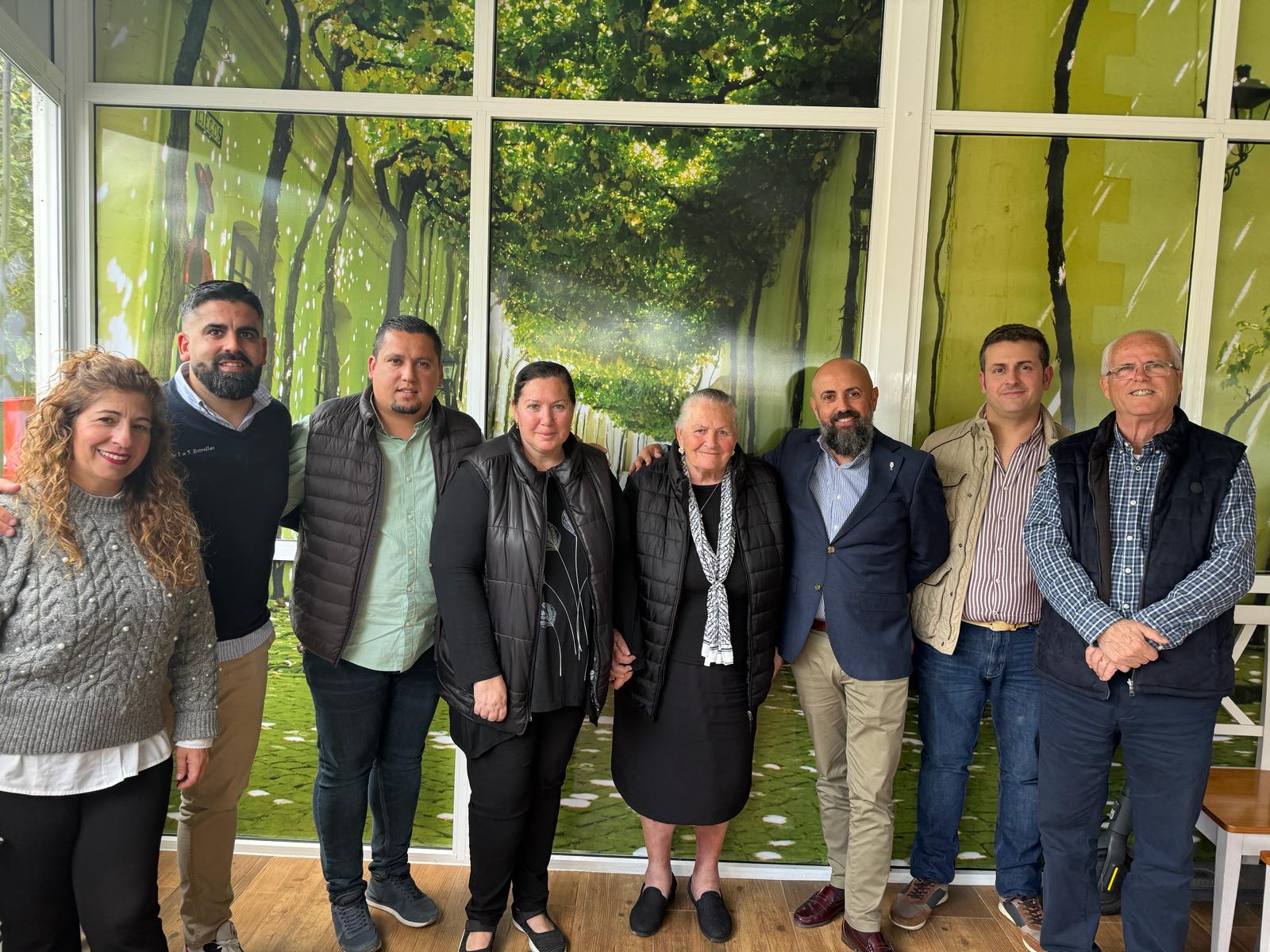 Antonia Castro, junto a miembros de la directiva del Xerez CD.