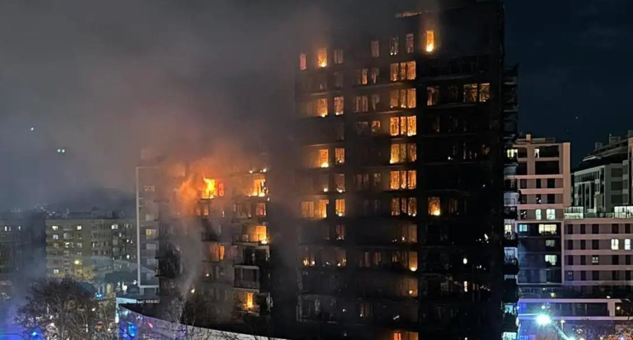 Terrorífica imagen del estado del edificio devorado por las llamas tras el incendio en Valencia.