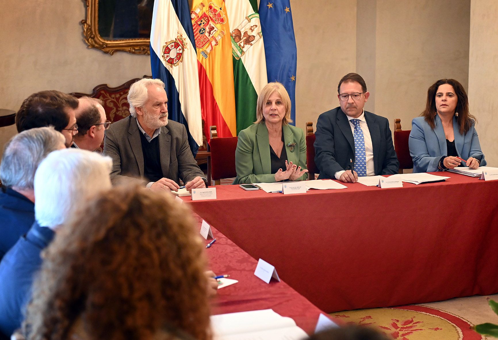La presidencia del Consejo Social, con Antonio Mariscal a la cabeza, junto a la alcaldesa de Jerez, María José García-Pelayo, este pasado jueves en el Ayuntamiento de Jerez.