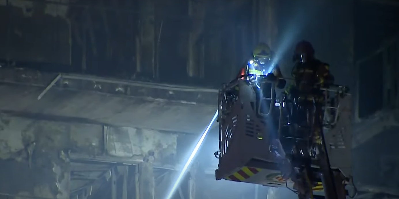 Labores de extinción de bomberos del incendio de Valencia durante la noche, en una imagen de RTVE.
