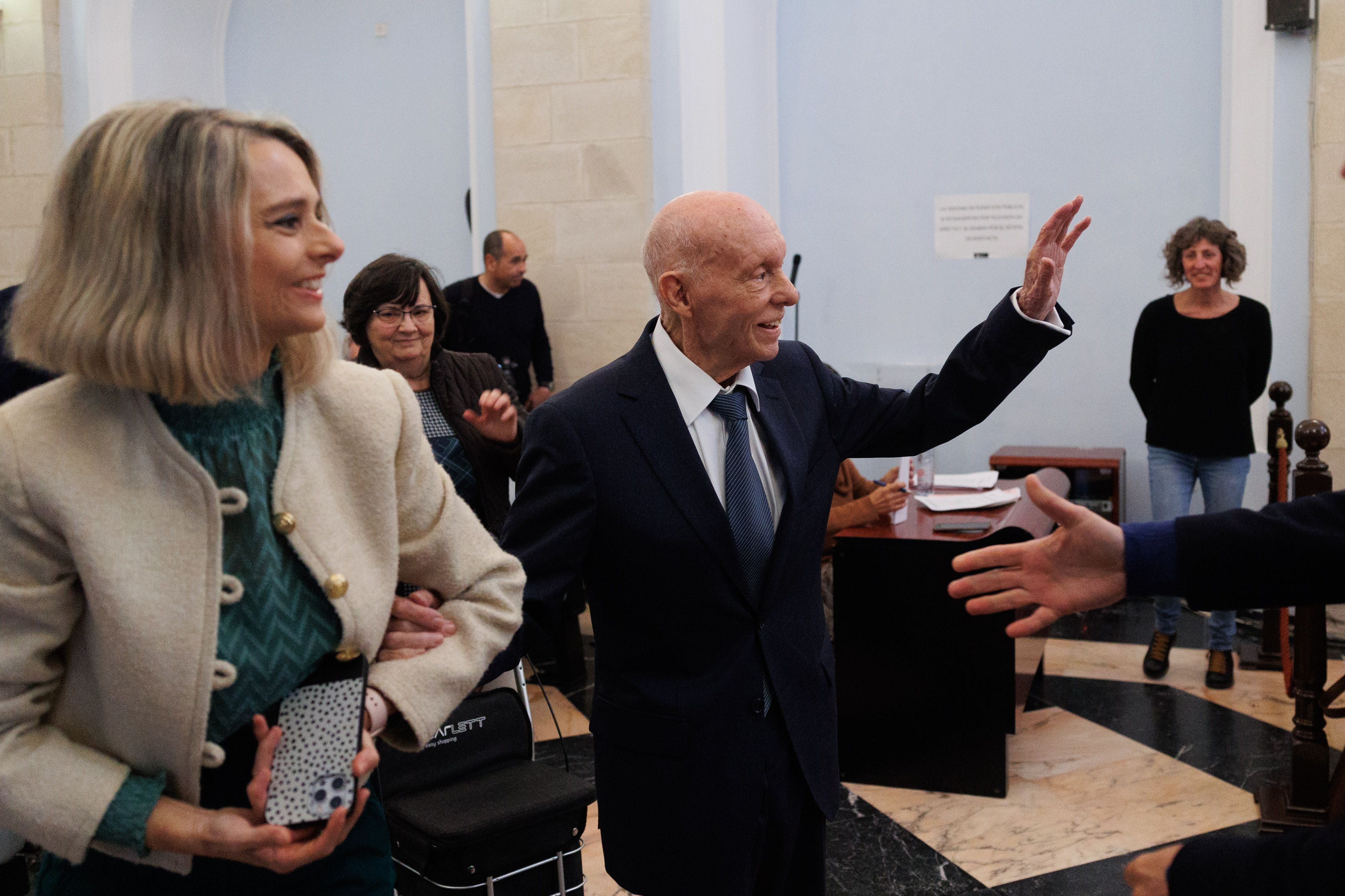 El próximo Hijo Adoptivo saludando al abandonar el salón de plenos. 