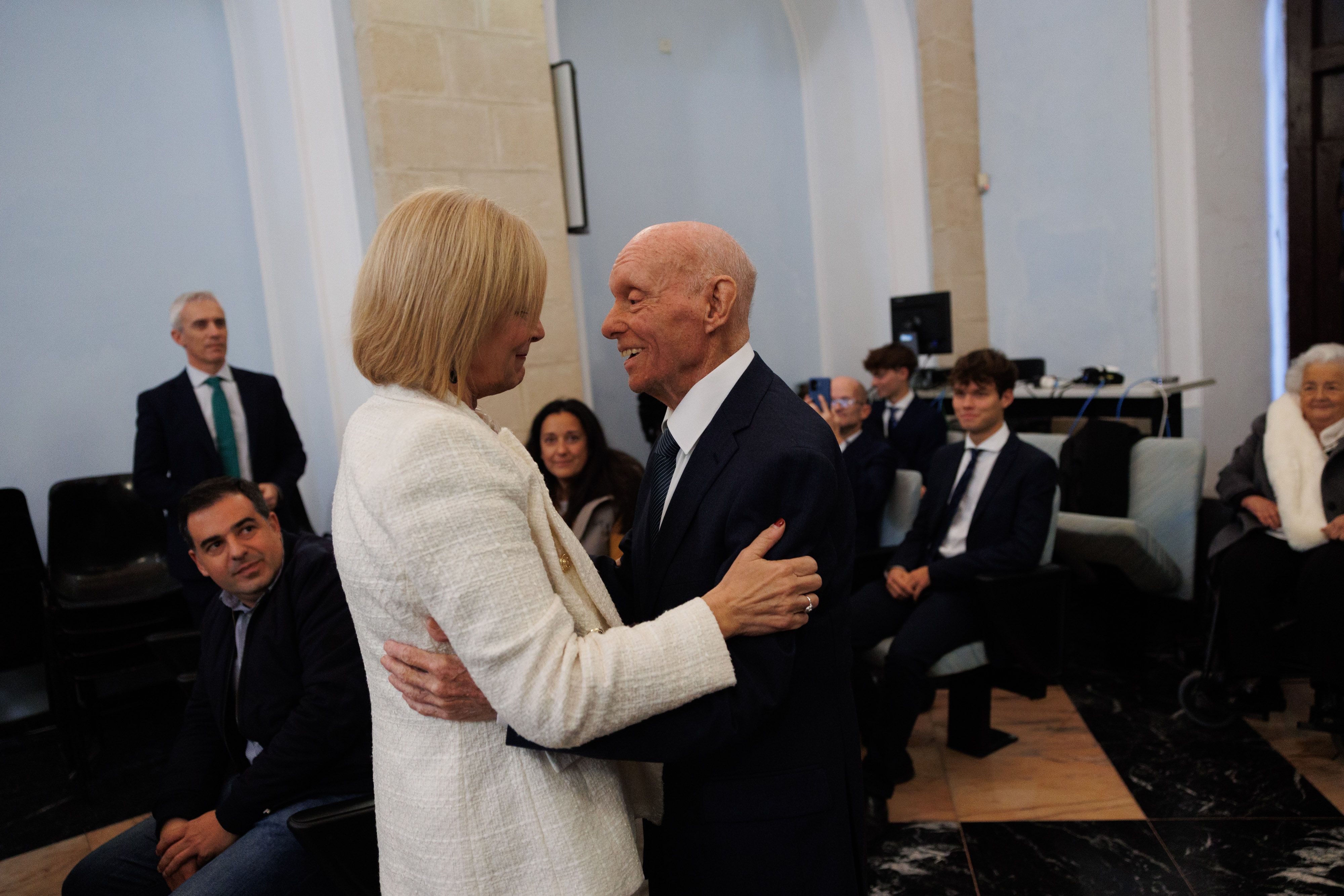 La alcaldesa saludando a Antonio Gómez durante el pleno municipal.