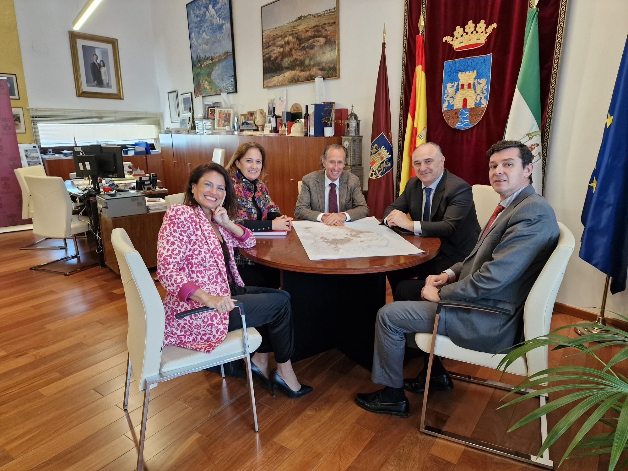 El alcalde, delegados y responsables de CaixaBank durante la reunión.