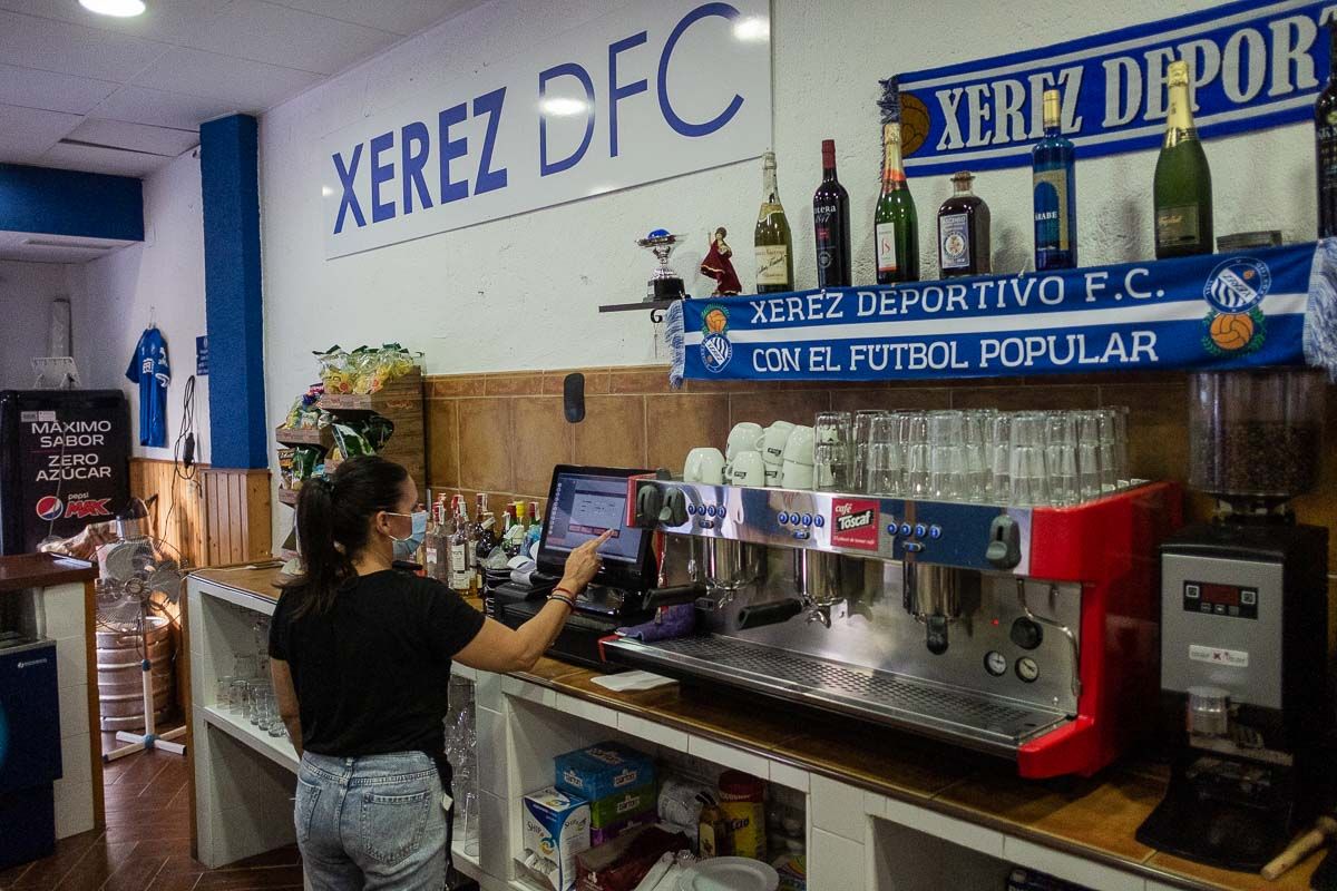 El bar de la sede social del Xerez Deportivo FC, este jueves. FOTO: MANU GARCÍA