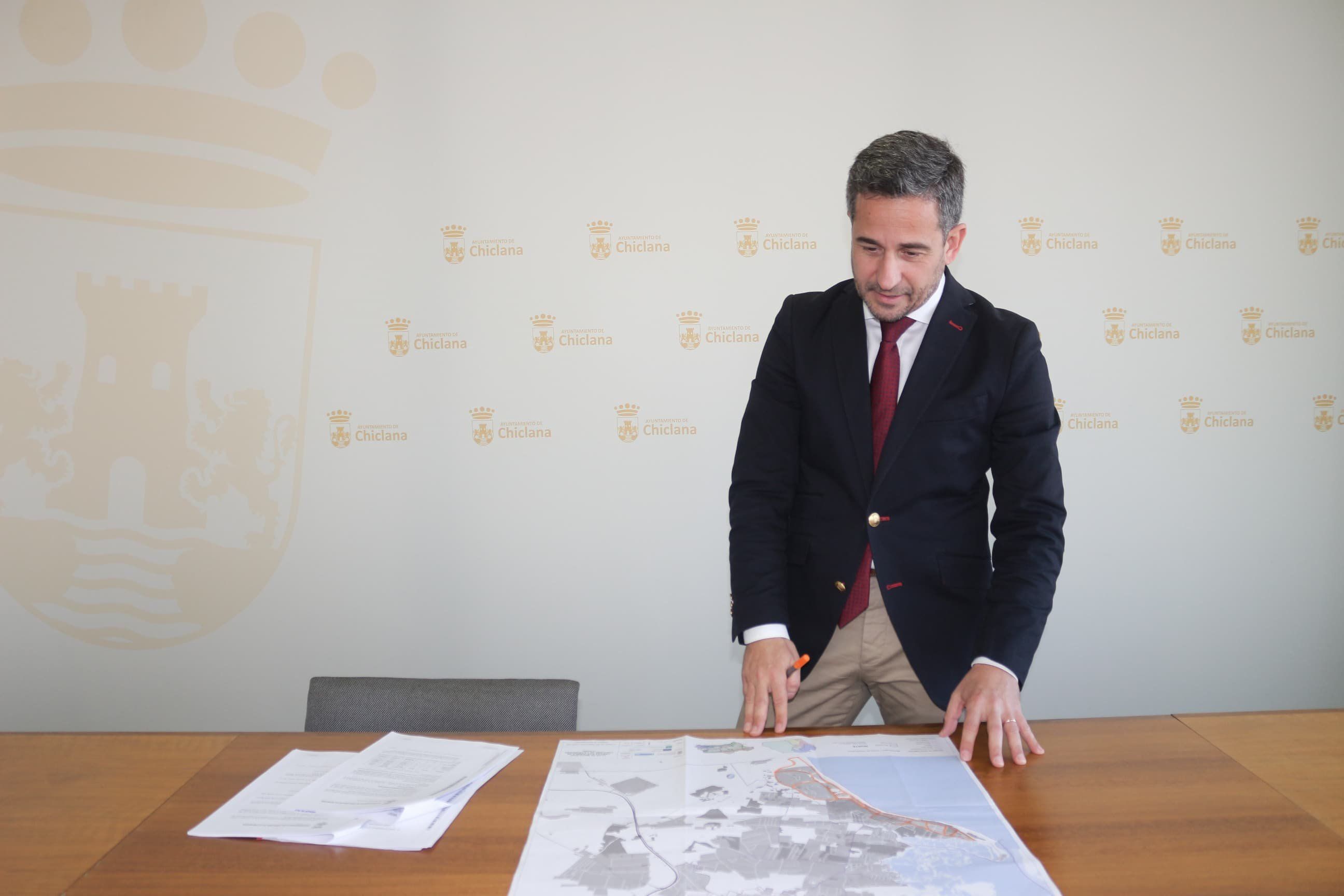 El delegado municipal de Movilidad, José Vera, con los planos de la zona naranja de las playas de Chiclana.