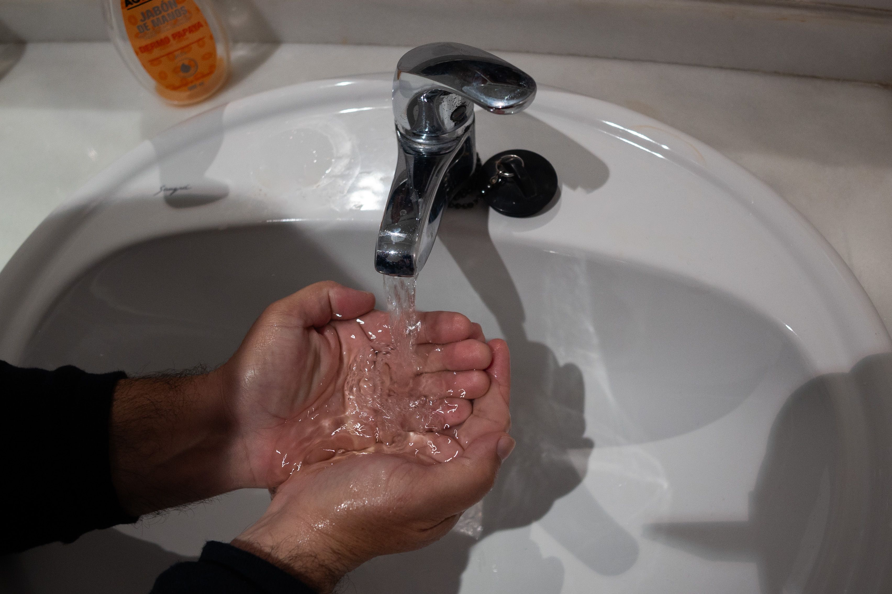 Aquajerez reclama 9 millones al Ayuntamiento de Jerez. Un grifo abierto para un lavado de manos en un aseo de Jerez, en una imagen reciente.