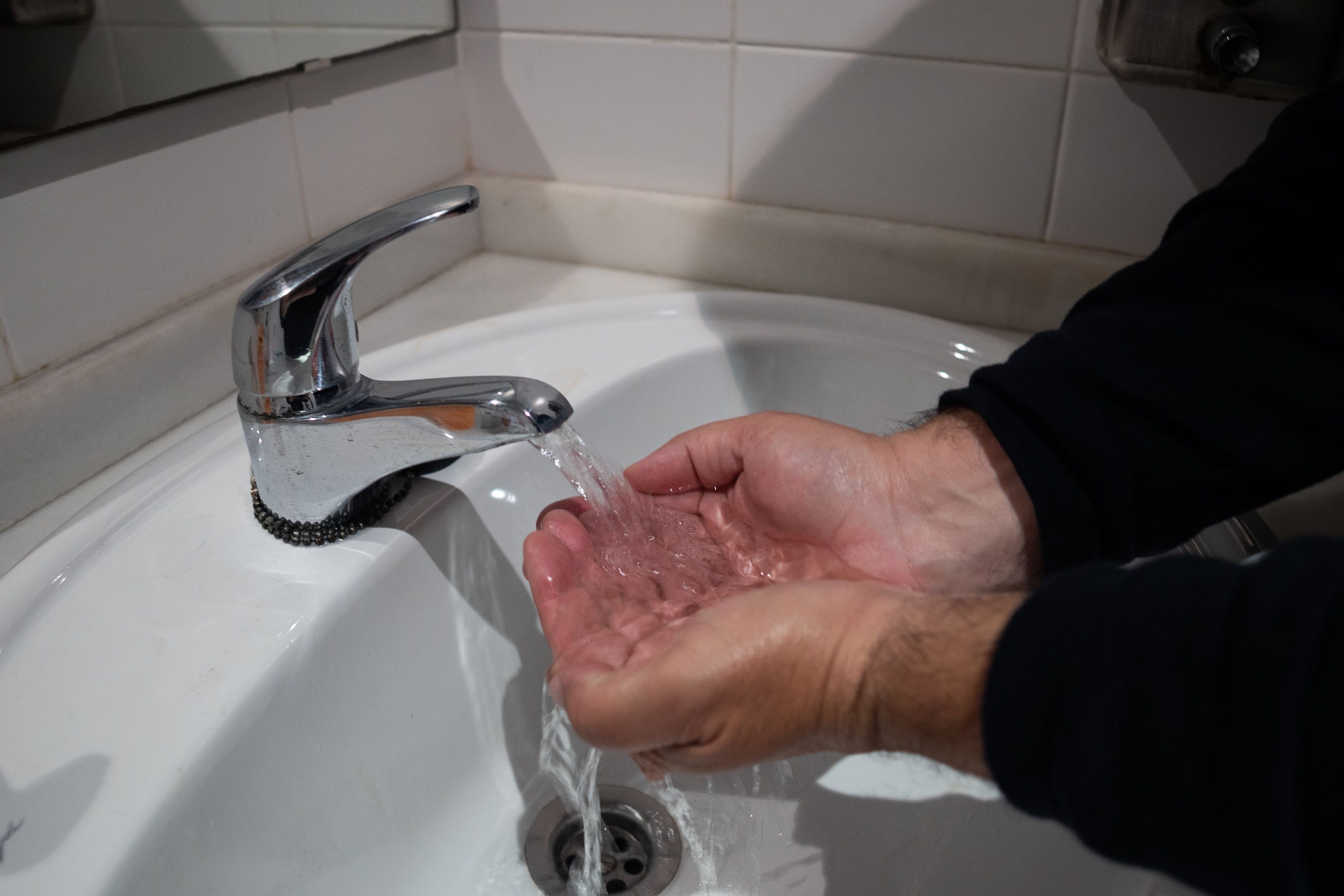 Agua escasa. Una persona se lava las manos.