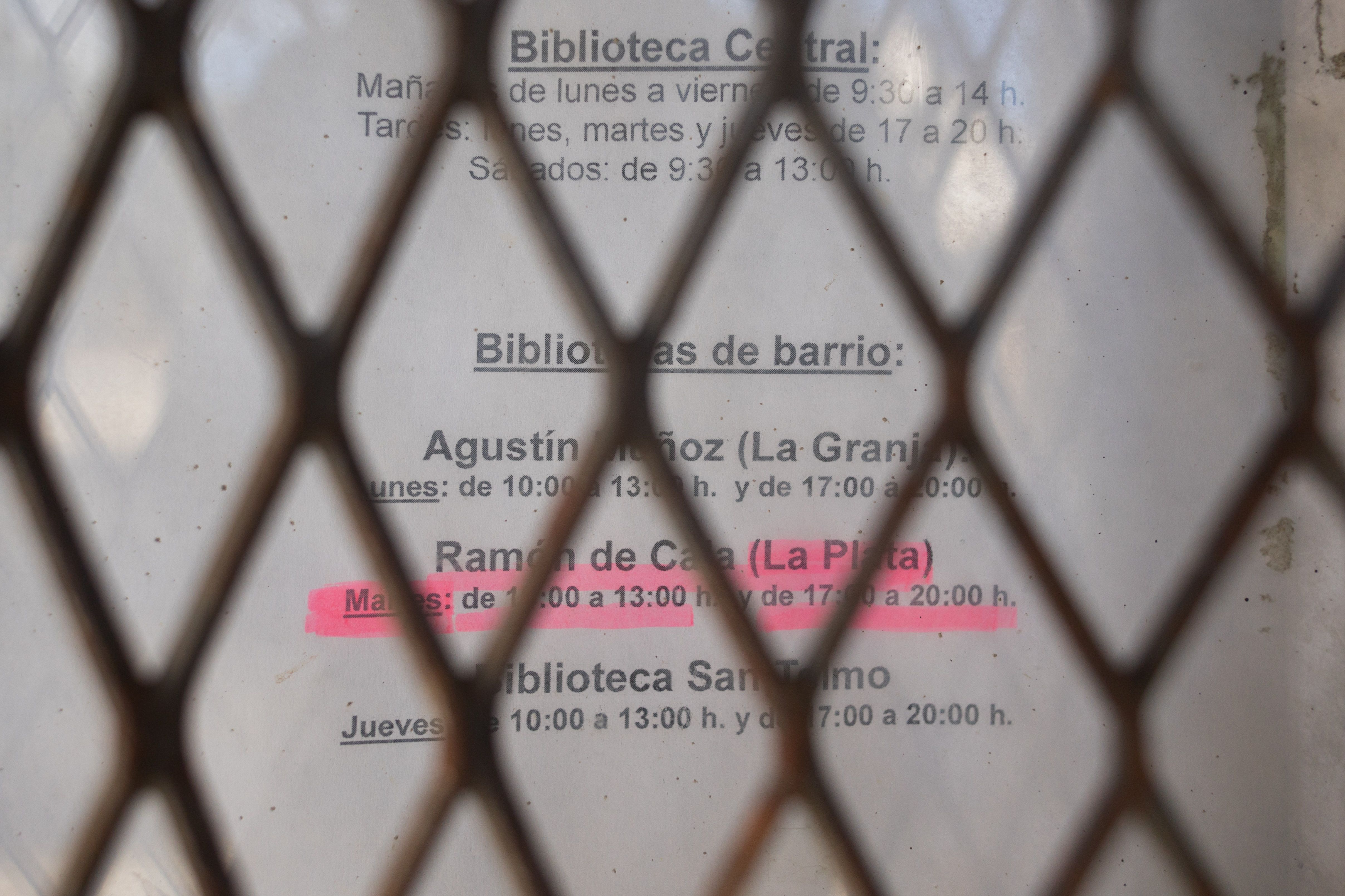 Los cierres de bibliotecas de Jerez llegan al pleno: "Me dijeron que no enchufara el portátil para ahorrar luz". Horarios en la biblioteca de La Plata, este pasasdo viernes.