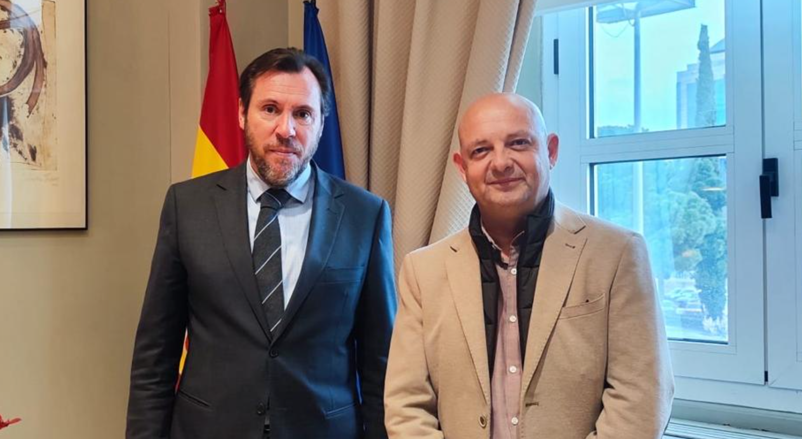 El ministro Óscar Puente, con el alcalde de Dos Hermanas, Paco Rodríguez. El ministro Óscar Puente, con el alcalde de Dos Hermanas, Paco Rodríguez.