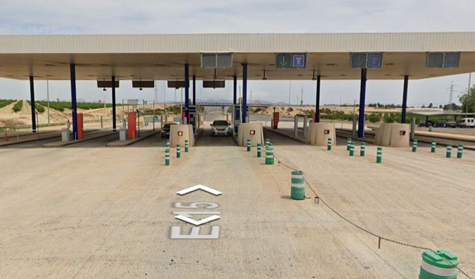 El lugar donde un hombre ha muerto al impactar su coche contra una columna del peaje. El lugar donde un hombre ha muerto al impactar su coche contra una columna del peaje.