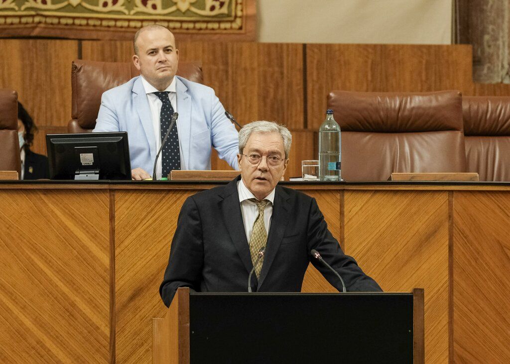 El consejero de Economía, Conocimiento, Empresas y Universidad, Rogelio Velasco, en el Parlamento.
