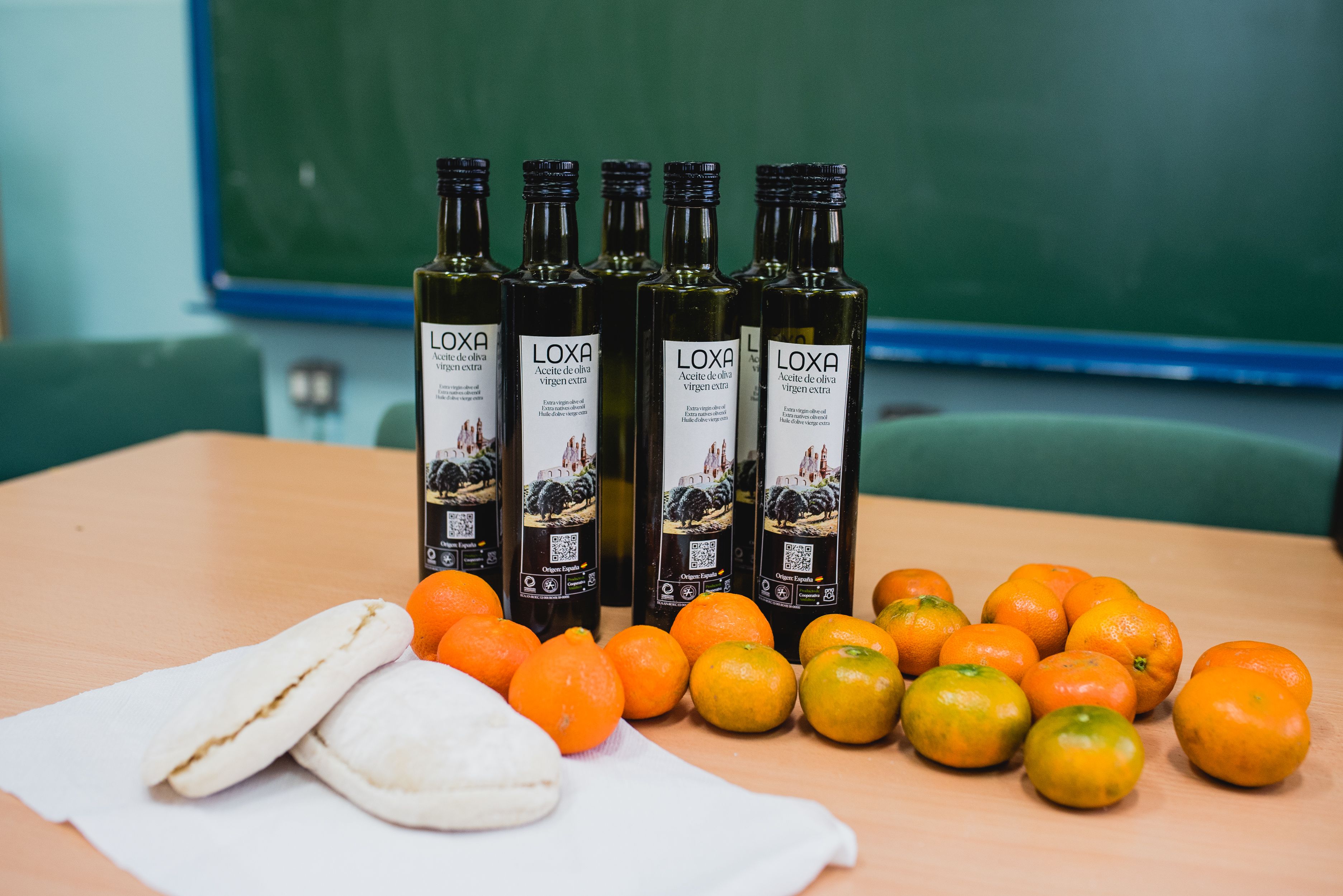 Las botellas de aceite para el desayuno andaluz, en el CEIP Huertas de Santa Teresa.