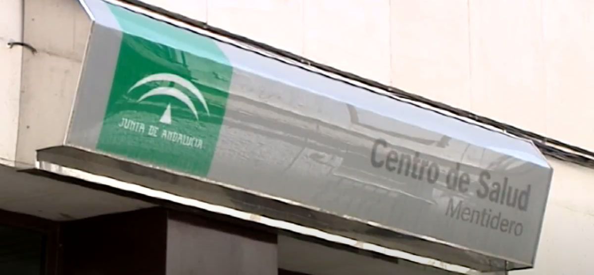 Puerta del centro de salud del Mentidero, en Cádiz. FOTO: Onda Cádiz
