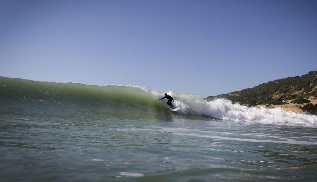 Un surfista disfrutando de una de las olas de Hierbabuena