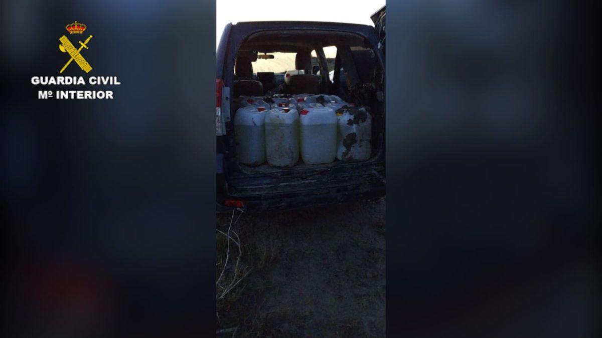 Detalle de varias garrafas incautadas. FOTO: Guardia Civil