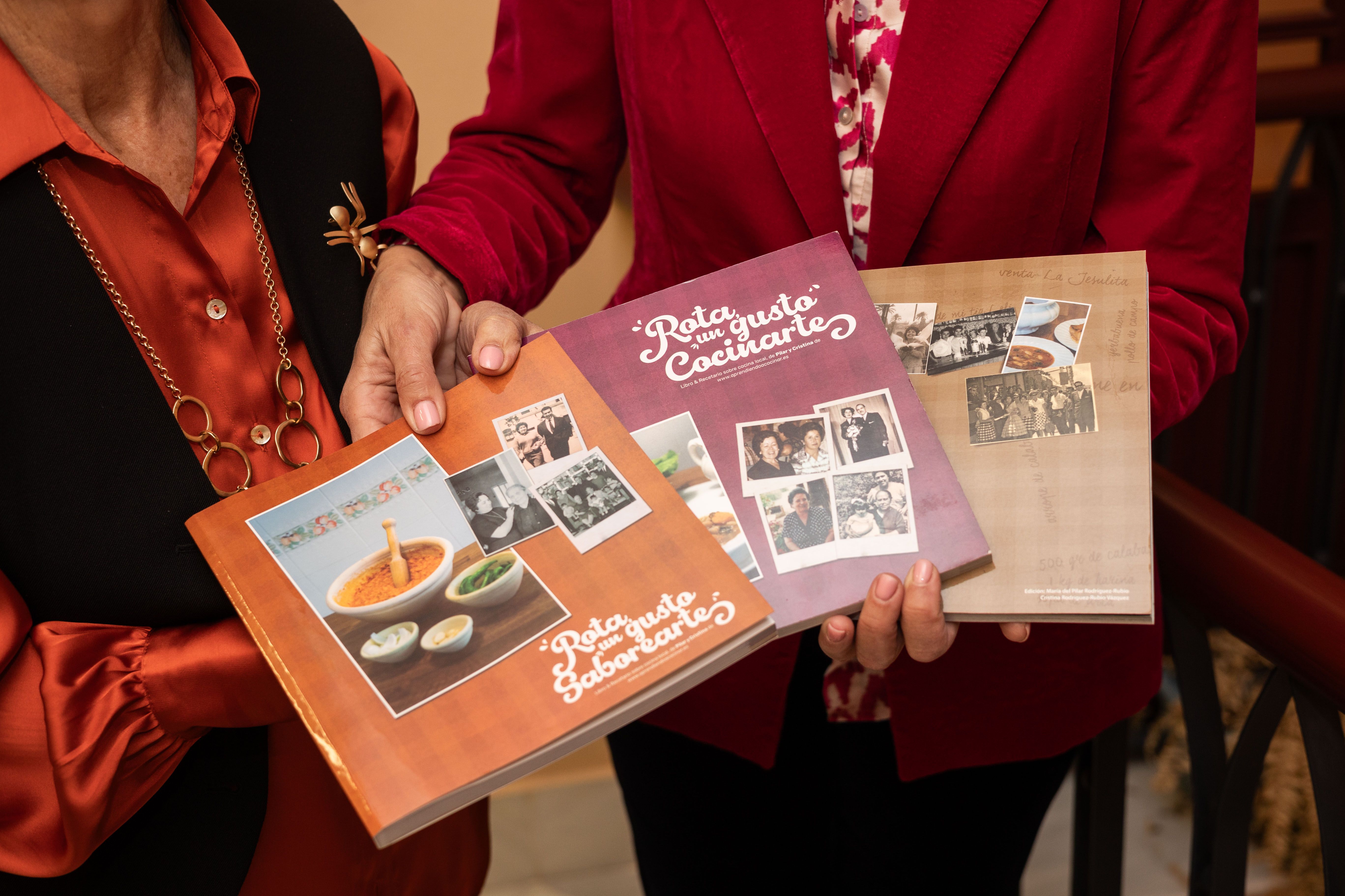 Tres libros y casi doscientas recetas de Rota de la mano de Cristina Rodríguez-Rubio y Pilar Ruiz. MANU GARCÍA